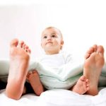 خوابیدن-کودک-کنار-والدین- (۱)