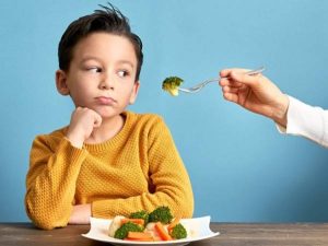 با کودک میوه‌نخور چکار کنیم؟