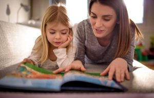 کتاب خواندن برای کودکان چه فوایدی دارد؟