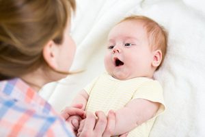 چه زمانی زبان کودک باز می شود؟