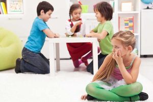 دلیل بازی نکردن کودک با همسالان خود چیست؟