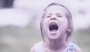 کودکان بسیار هیجانی و نشانه های کودکان بسیار هیجانی چیست؟