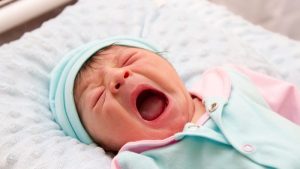 چگونه گریه نوزاد را آرام کنیم؟ کارهایی که نباید انجام دهیم