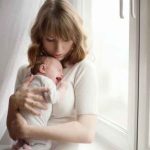 چرا نوزاد تازه متولد شده را تا بغل نکنیم نمیخوابند؟ بغلی کردن نوزاد