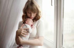 چرا نوزاد تازه متولد شده را تا بغل نکنیم نمی‌خوابند؟