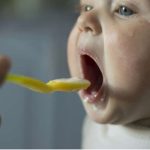 خطرات زود شروع کردن غذای کمکی غذای کمکی کودک