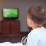 تماشای تلویزیون در هنگام غذا خوردن تماشای تلویزیون