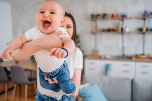 آیا به هوا پرت کردن کودک کار خطرناکی است؟