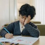 کودک در حال انجام تکالیف