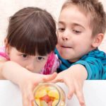 دو کودک در حال بازی