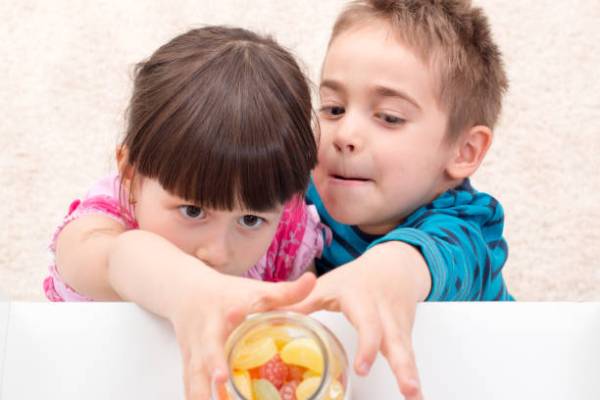 دو کودک در حال بازی