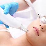 خانمی که خوابیده و روی چشمانش را بسته بخاطر لیزر