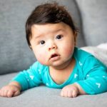 کودک با لباس آبی