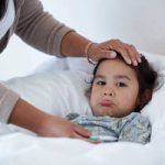 کودکی که خوابیده و مادر کنارش است.