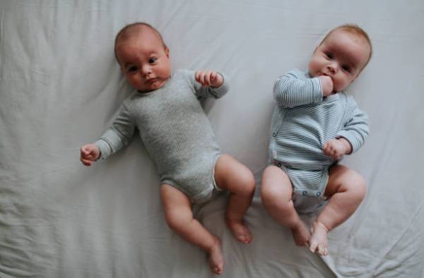 دو عدد کودک پسر که دوقلو هستند