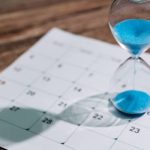 یک ساعت شنی رو ی تقویم