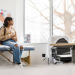 نکاتی بعد از پاره شدن کیسه آب خانم باردار در حال نگاه کردن به پنجره