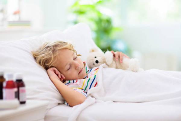 کودکی که خوابیده است.