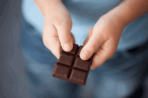 شکلات دادن به کودک
