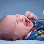 کار نکردن شکم نوزاد کودکی که گریه می کند.