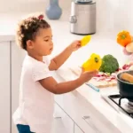 کودکی که دارد غذا درست می کند.