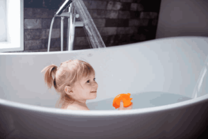 چه زمانی کودک می تونه تنهایی حمام بره؟