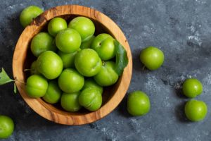 بررسی فواید و عوارض مصرف گوجه سبز