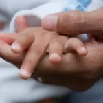 نحوه کوتاه کردن ناخن نوزاد ناخن های یک کودک