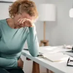 ارتباط بین علائم سرطان و بارداری خانمی که دل درد دارد.