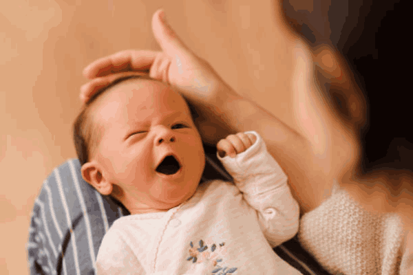 نوزادی که روی پای مادرش خوابیده