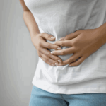 فتق بعد از سزارین خانمی که دلش را گرفته است.