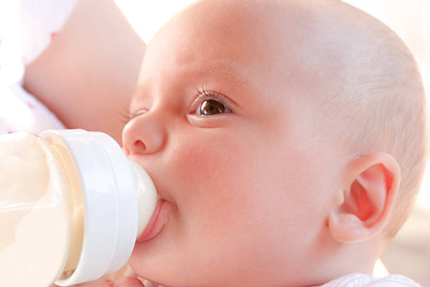 کودکی که شیر میخورد.