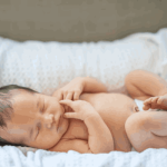 کودکی که خوابیده است.