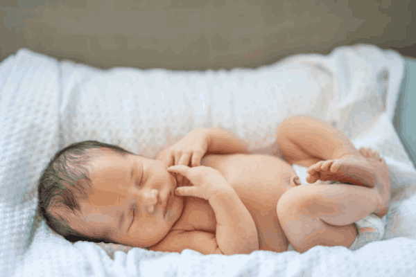 کودکی که خوابیده است.