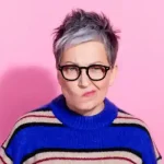 خانمی که موهای خاکستری دارد و یک عینک