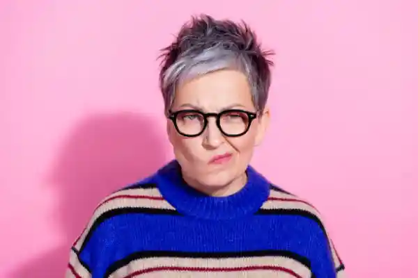 خانمی که موهای خاکستری دارد و یک عینک