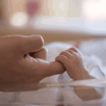 دست مادر و کودک