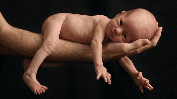 کودکی که روی دست پدرش است