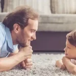 کودکی که دارد پدرش را نگاه می کند.