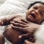 علت های شیر نداشتن مادران کودکی که گریه می کند.