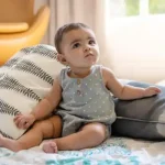 کودکی که نشسته است.