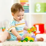 کدام بهتر است، تک فرزندی یا چند فرزندی؟ کودکی که تنها دارد بازی میکند.