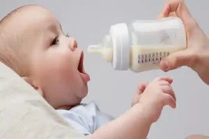 نوزاد چقدر باید شیر بخورد؟