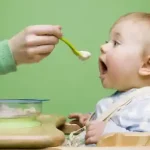 چرا تغذیه کودک مهم است؟ کودکی که دارد غذا می خورد.