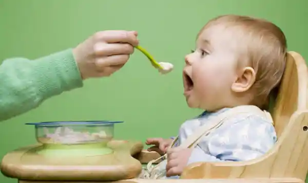 کودکی که دارد غذا می خورد.