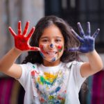 چگونه کودکان را به نقاشی علاقمند کنیم؟ کودک با دستان رنگی