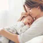 آغوش مادر در دوران نوزادی کودکی که در بغل مادرش است