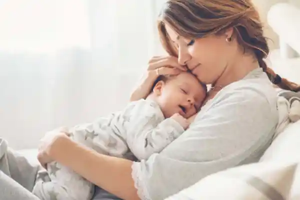 کودکی که در بغل مادرش است