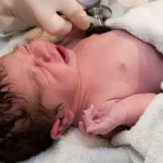 نوزادی که تازه متولد شده است.
