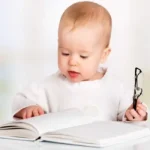کودکی که کتاب می خواند